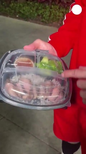 伙食如何？诺伊尔赛后展示晚餐：披萨不健康，我这有牛肉西兰花