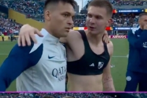 大哥范😎劳塔罗赛后搭肩安慰17岁小将马斯坦托诺，后者将去皇马