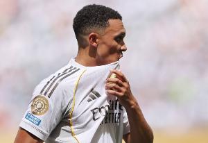 阿诺德：阿隆索现在仍能上场比赛 现在不用盯防维尼修斯太爽了