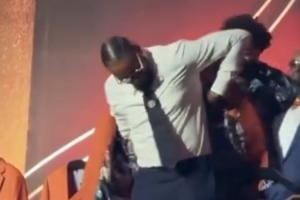 甜瓜儿子基扬为父亲穿上名人堂夹克！詹姆斯INS转发庆祝