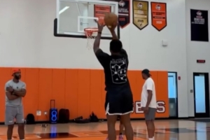 八年六次全明星！训练师晒米切尔训练视频：基本功相当扎实