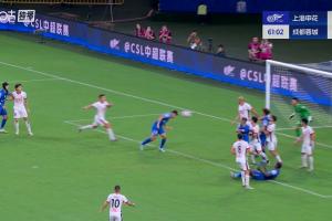 朱辰杰禁区内无人盯防近距离顶偏，错失良机后捶地懊恼不已