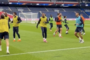 记者：姆巴佩顺利参加了球队合练，明天世预赛是否首发有待观察