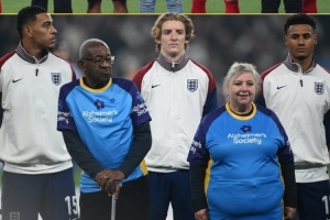 温馨！BBC：英格兰vs威尔士赛前，两队球员携失智症患者入场
