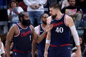 小卡缺阵&三后卫！快船首发：哈登、比尔、邓恩、琼斯、祖巴茨