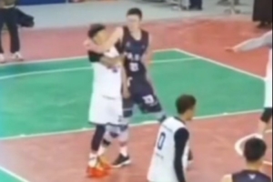 挥肘击喉！中原村BA赛场出现暴力冲突事件 比赛中断提前宣告结束