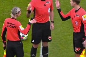 AI！？一女裁判和两名男裁判嘴唇接触，有点劲爆啊🫠